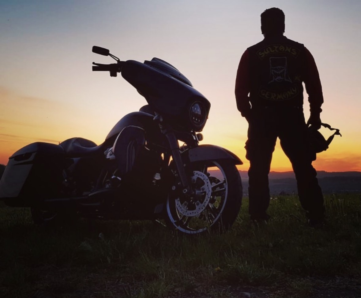 Motorrad und Member bei Sonnenuntergang